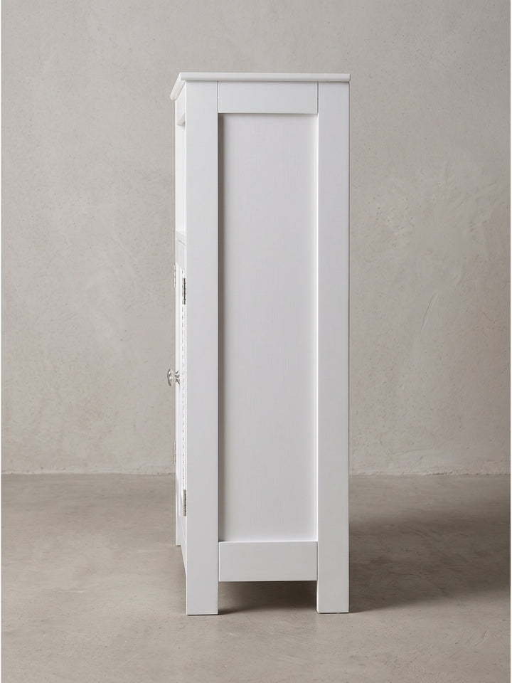 Profilansicht des Badregals aus lackiertem MDF, die schmale Silhouette von 28 cm Tiefe zeigt das warme Wiener Geflecht an den geschlossenen Fronten._