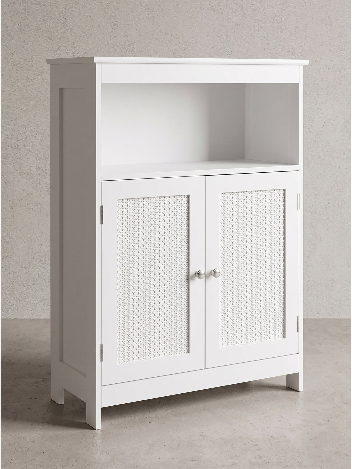 Weißer Badschrank 60x28x80 cm mit zwei Türen aus Wiener Geflecht und einem offenen Ablagefach freigestellt vor sauberem weißem Hintergrund.
