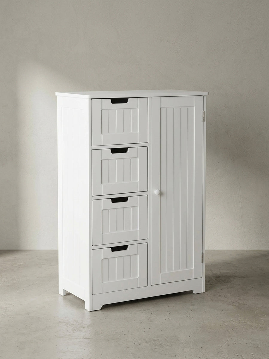 Weißer Badschrank im Landhausstil aus lackiertem MDF mit vier Schubladen und einer Tür in Frontalansicht vor neutralem Hintergrund._