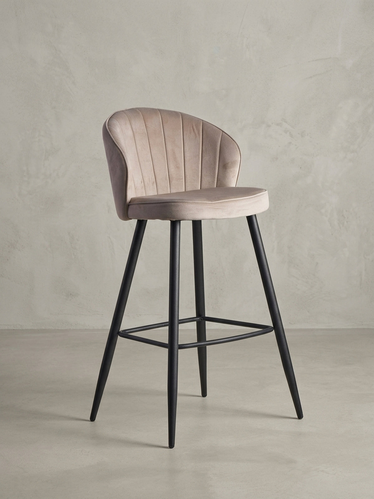 Barhocker in Beige Samt mit schwarzen Metallbeinen, Frontansicht auf weißem Hintergrund, zeigt die symmetrische Silhouette und Steppung.