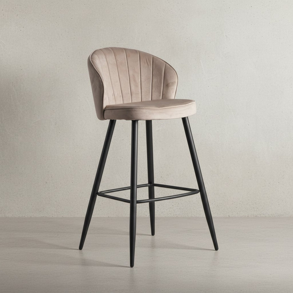 Barhocker ADIGE_ Skandinavisches Design_ Samtbezug_ Metallbeine_ 110 kg Belastung_ Beige Farbe - KADIMA DESIGN_Farbe_ Beige_ Größe_ 56x53x103 cm_