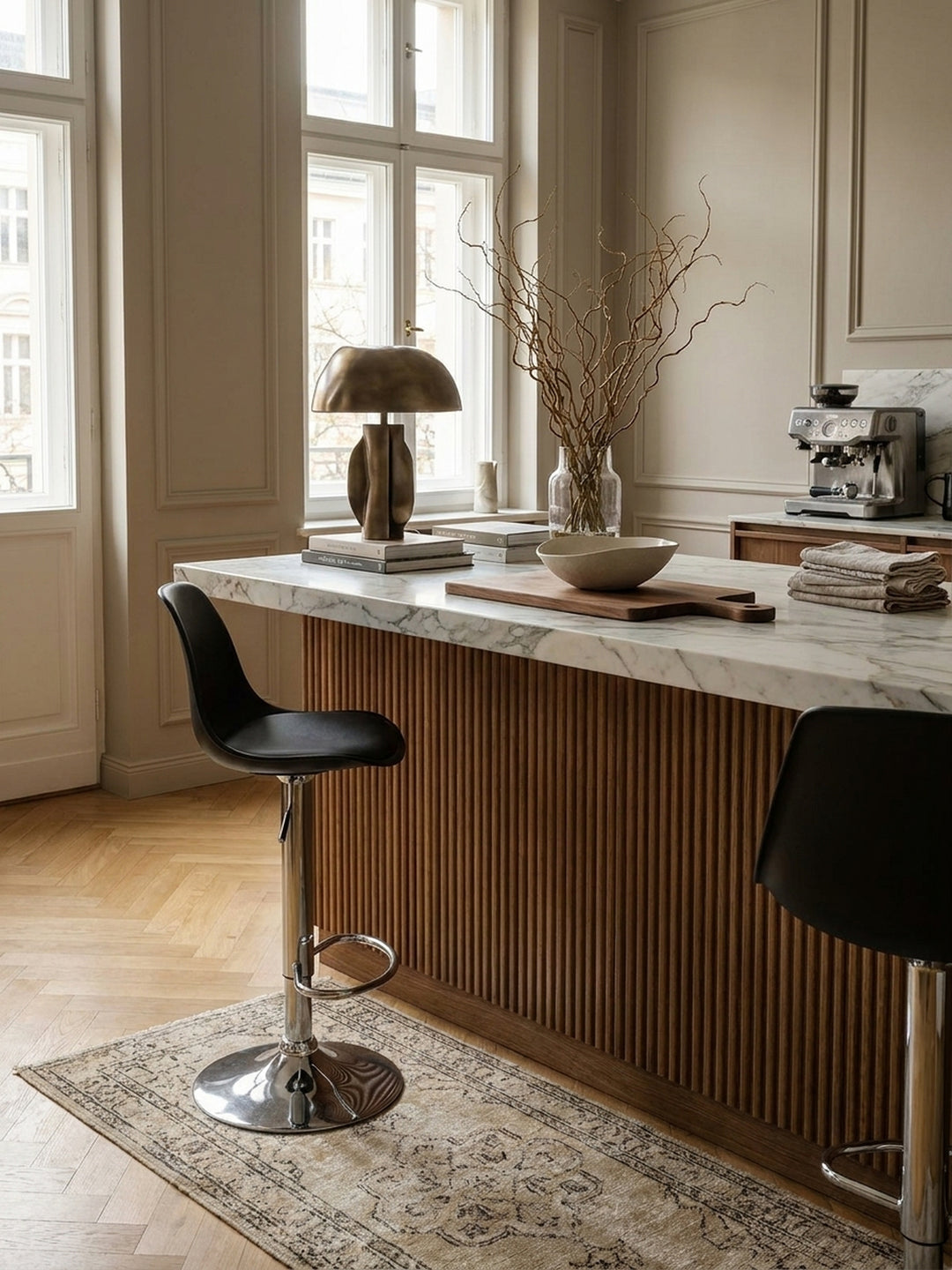 Barhocker Eiche Massivholz schwarz 40x40x104 cm kombiniert mit passenden Möbeln Offene High-End Küche / Kücheninsel Einrichtungsidee Möbelensemble mit Ablagefach harmonisch Wohnen Interior_