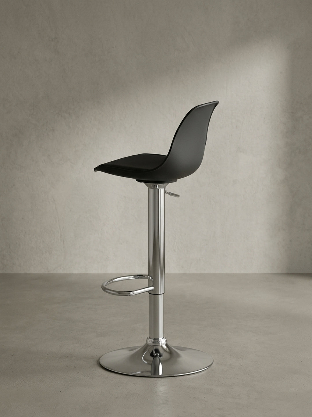 Barhocker Eiche Massivholz schwarz mit Ablagefach 40x40x104 cm modern Design Möbel hochwertig Offene High-End Küche / Kücheninsel Wohnzimmer Einrichtung Inspiration Wohnen Interior Zuhause_