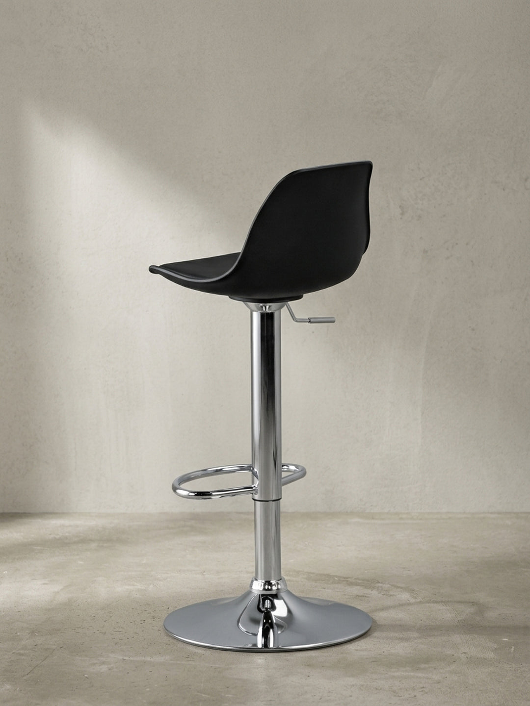 Barhocker aus Eiche Massivholz schwarz 40x40x104 cm mit Ablagefach Design Möbel Einrichtung modern stilvoll robust hochwertig Premium Offene High-End Küche / Kücheninsel Wohnen Interior_