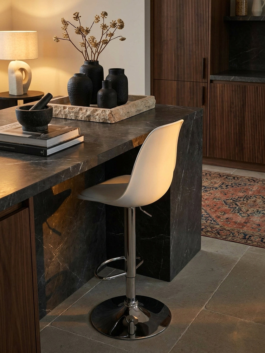Barhocker aus natürlicher Eiche massiv im Einsatz Offene Luxusküche dekoriert mit Styling-Accessoires Wohnatmosphäre mit Ablagefach gemütlich eingerichtet Wohnen Einrichtung Interior Zuhause_