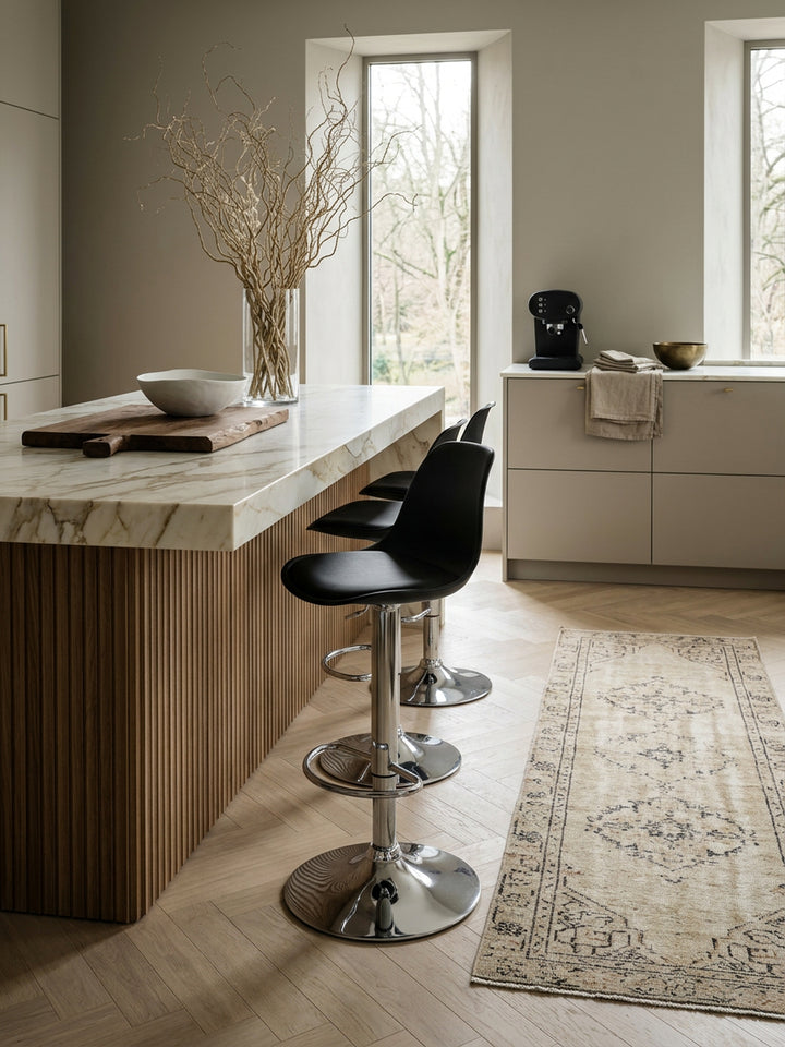 Barhocker Eiche Massivholz schwarz 40x40x104 cm Wohnidee Offene High-End Küche / Kücheninsel Einrichtungsidee stilvoll kombinieren mit Ablagefach Design Möbel Inspiration Wohnen Interior_