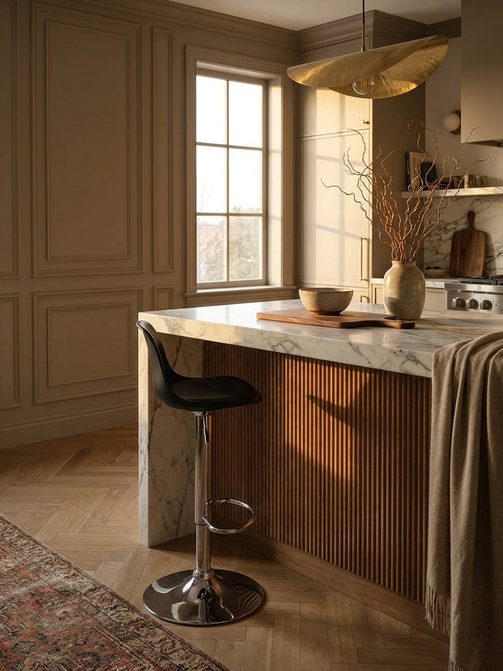 Barhocker aus natürlicher Eiche massiv im Einsatz Offene High-End Küche / Kücheninsel dekoriert mit Styling-Accessoires Wohnatmosphäre mit Ablagefach gemütlich eingerichtet Wohnen_