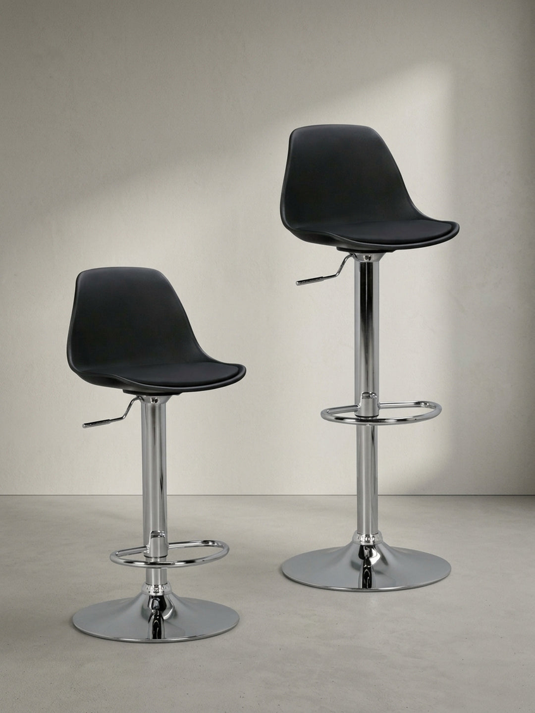 Barhocker Eiche Massivholz schwarz 40x40x104 cm mit Ablagefach für Offene High-End Küche / Kücheninsel Design Möbel modern hochwertig stilvoll robust langlebig Wohnen Einrichtung Interior_