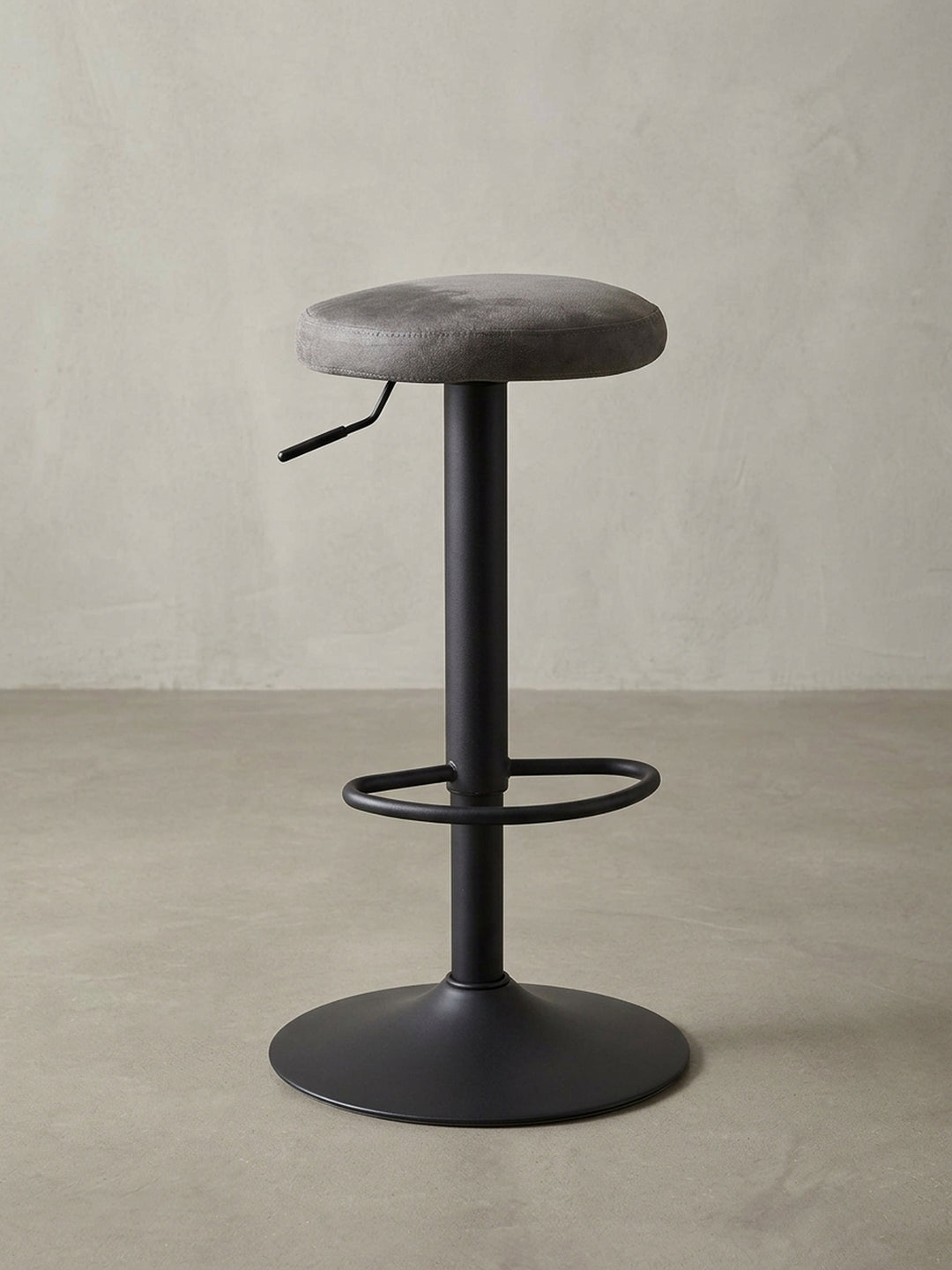 Eleganter Barhocker mit grauem Polstersitz und schwarzem Metallfuß, frontal auf weißem Hintergrund fotografiert, ideal für Küchentheke oder Hausbar._