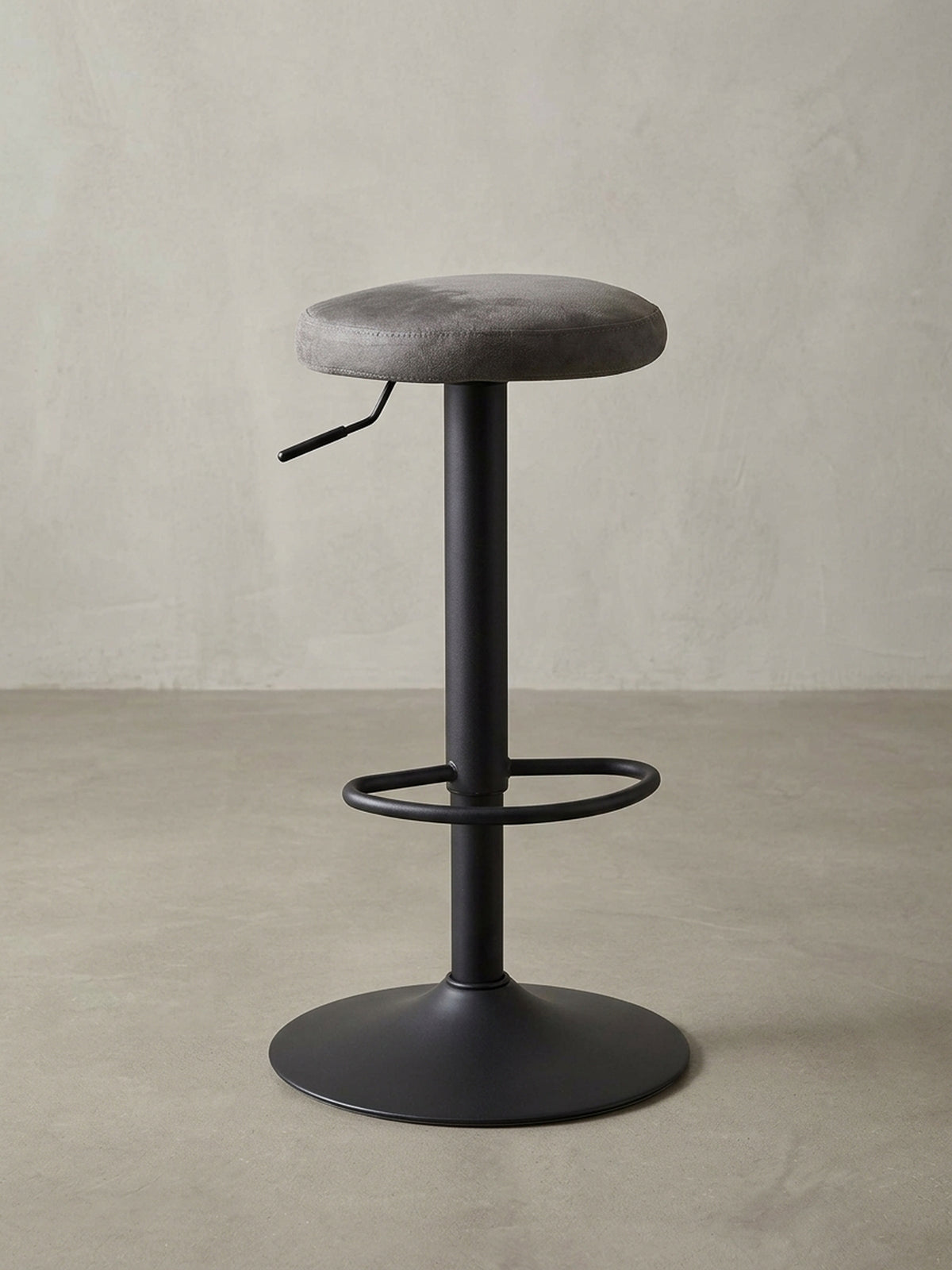 Eleganter Barhocker mit grauem Polstersitz und schwarzem Metallfuß, frontal auf weißem Hintergrund fotografiert, ideal für Küchentheke oder Hausbar._