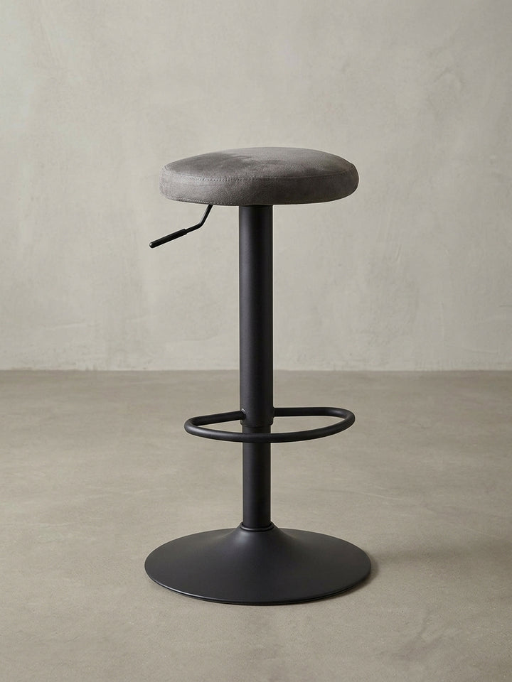 Eleganter Barhocker mit grauem Polstersitz und schwarzem Metallfuß, frontal auf weißem Hintergrund fotografiert, ideal für Küchentheke oder Hausbar._