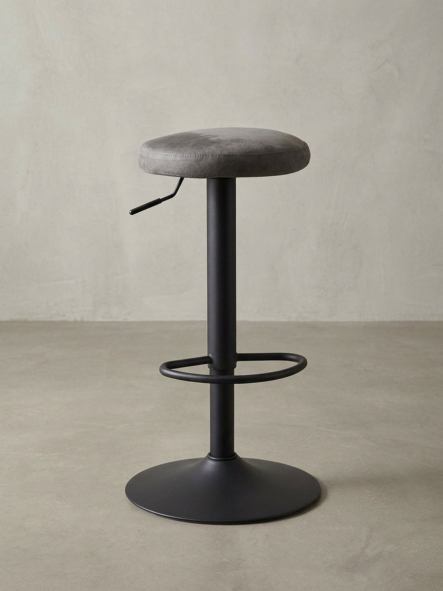 Eleganter Barhocker mit grauem Polstersitz und schwarzem Metallfuß, frontal auf weißem Hintergrund fotografiert, ideal für Küchentheke oder Hausbar._