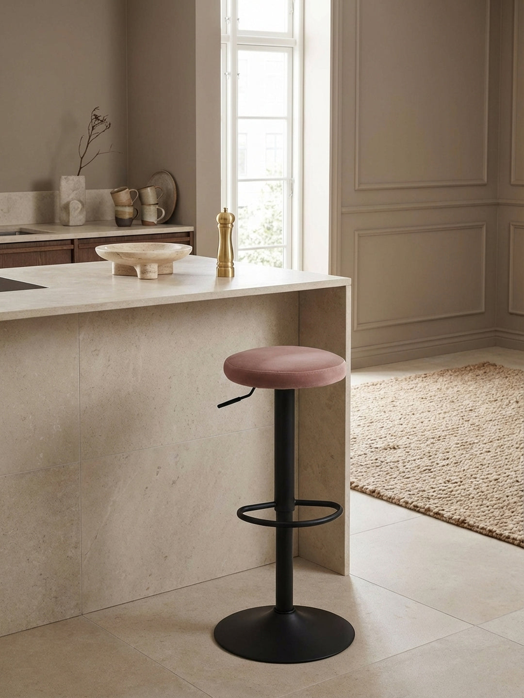 Erhöhte Ansicht des drehbaren Küchenhockers in Rosa Samt am Küchentresen, zeigt die harmonische Integration in ein minimalistisches Interieur._