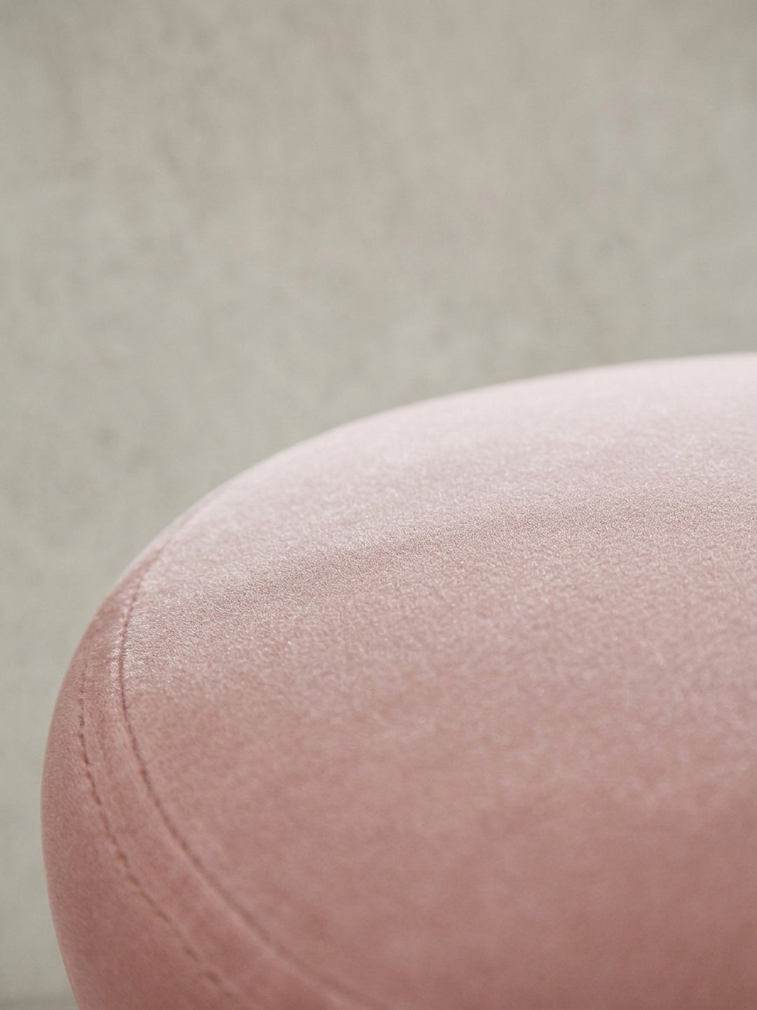 Gesamtüberblick des Design Barstuhls in Rosa Samt, der seine eleganten Proportionen und die Materialkombination von Stoff und Eisen zeigt._