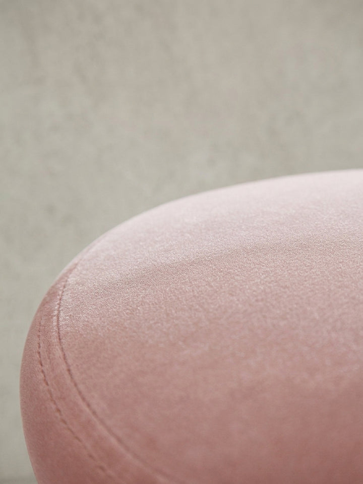 Gesamtüberblick des Design Barstuhls in Rosa Samt, der seine eleganten Proportionen und die Materialkombination von Stoff und Eisen zeigt._