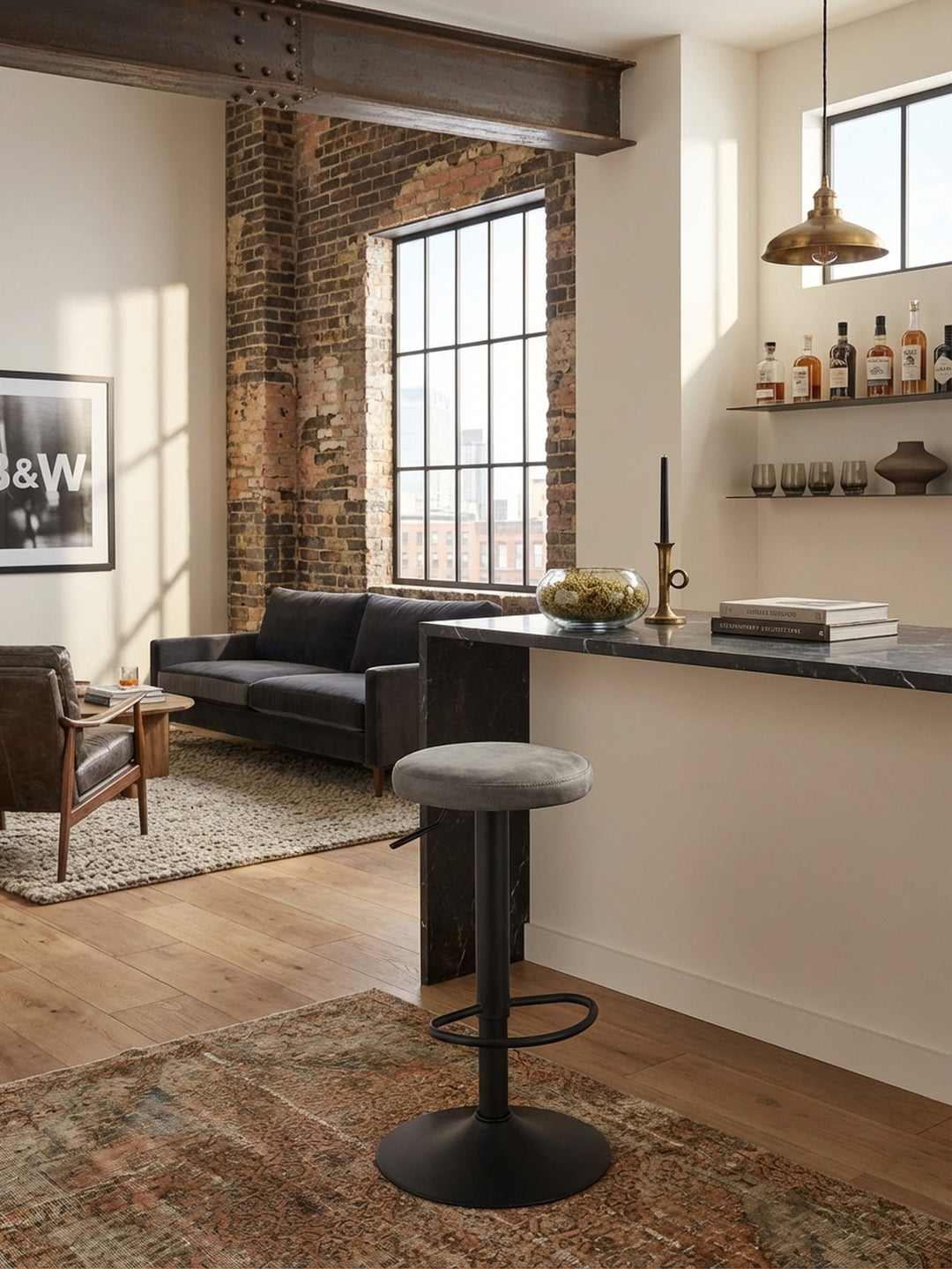 Moderner Barhocker in Grau und Schwarz in einer stylishen Home-Bar mit Holzboden, platziert vor einem hohen Bartisch am Fenster für ein entspanntes Ambiente._