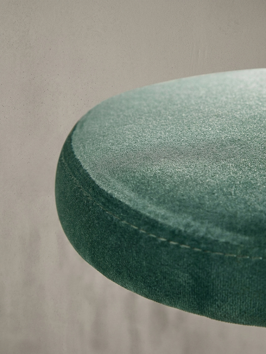 Gesamtüberblick des Barhockers aus Stoff und Metall, der das minimalistische Design mit dem komfortablen, 35 cm breiten Samt-Sitzpolster kombiniert._