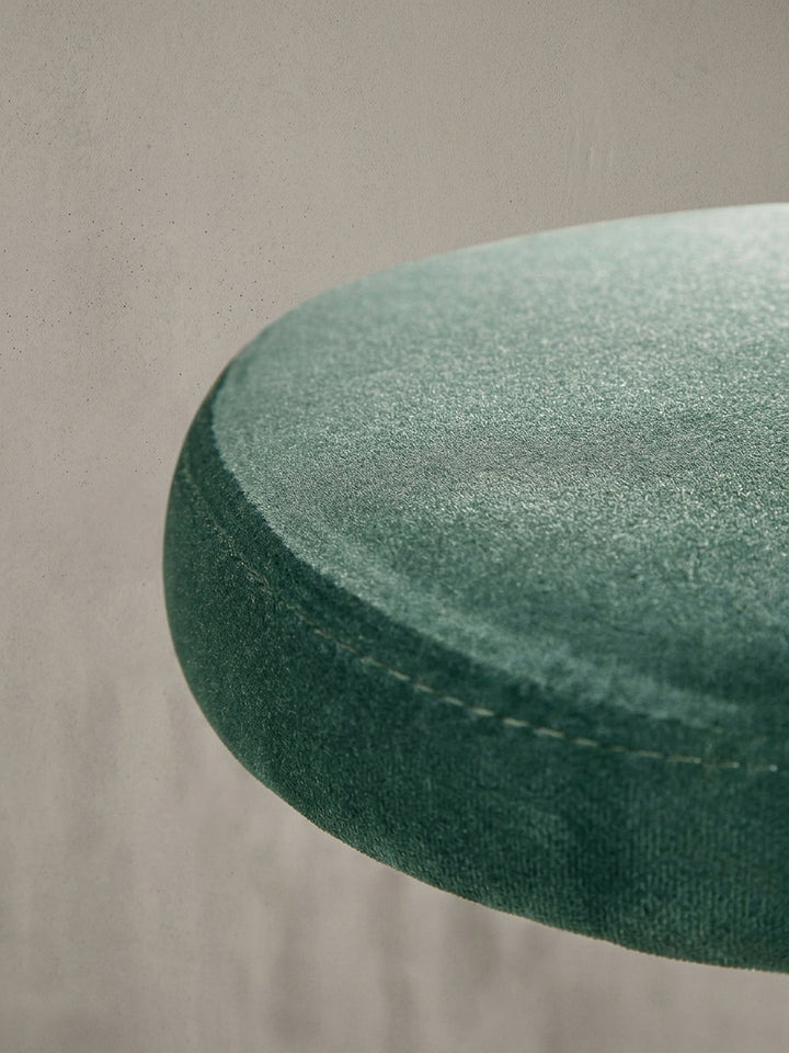Gesamtüberblick des Barhockers aus Stoff und Metall, der das minimalistische Design mit dem komfortablen, 35 cm breiten Samt-Sitzpolster kombiniert._