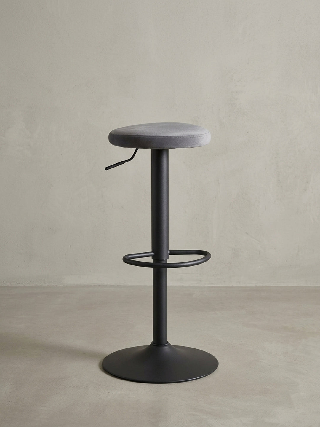 Seitenansicht des Bistrohockers, der die Proportionen des 35 cm breiten Sitzes zum 40 cm breiten Standfuß und die schlanke Mittelsäule zeigt._