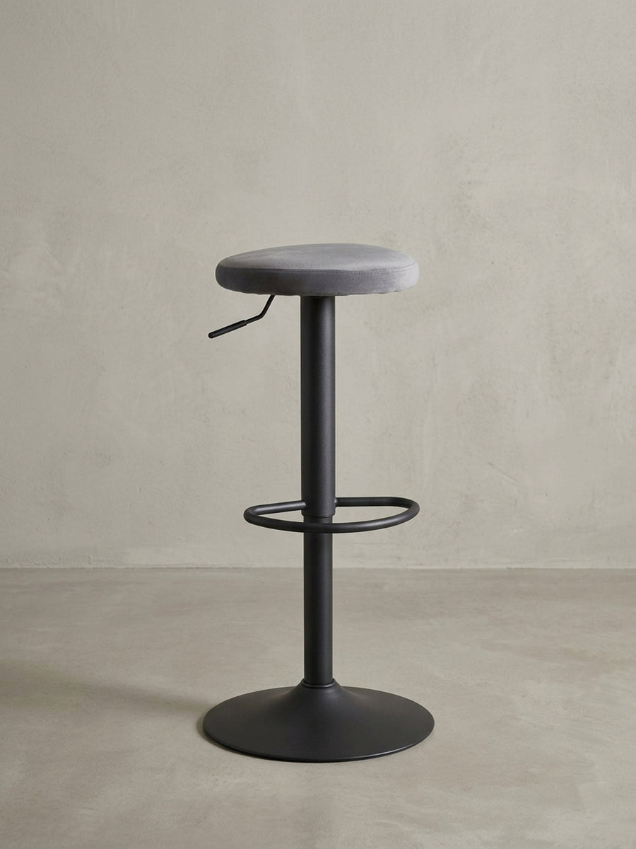 Seitenansicht des Bistrohockers, der die Proportionen des 35 cm breiten Sitzes zum 40 cm breiten Standfuß und die schlanke Mittelsäule zeigt._