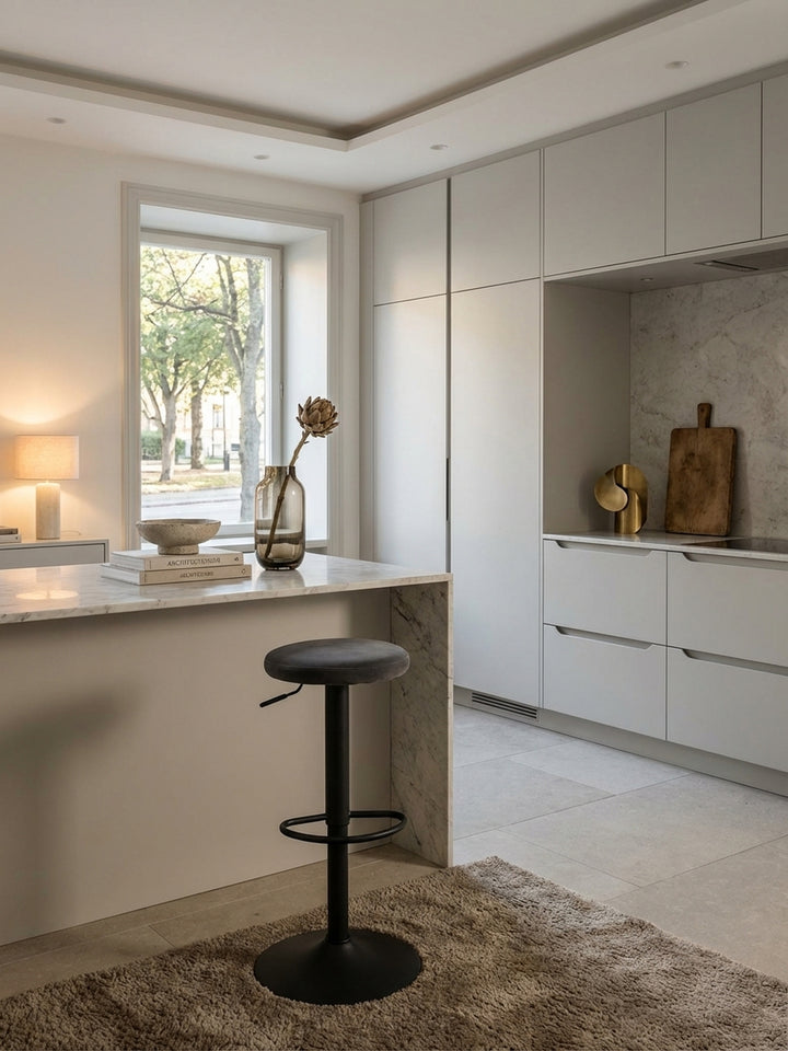 Moderner Barhocker in Dunkelgrau Samt an einer eleganten Küchentheke aus Marmor, stilvoll in einer luxuriösen Wohnküche platziert._