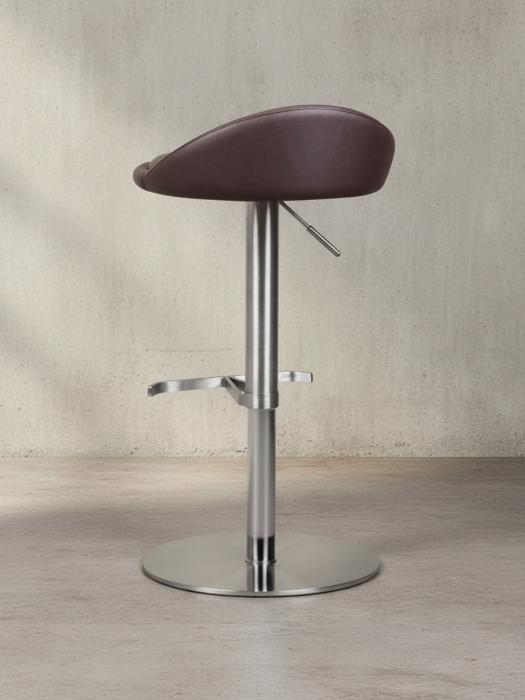 Barhocker DONAU_ höhenverstellbar_ halbrunde Rückenlehne_ Edelstahl_ max. 110 kg Belastung - KADIMA DESIGN_Farbe_ Braun_ Größe_ 43x43x90 cm_