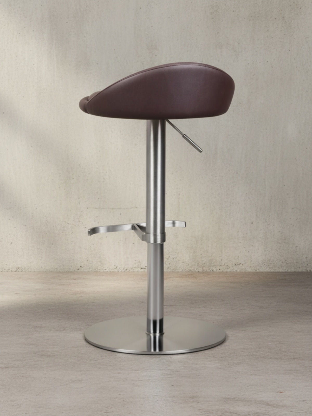 Barhocker DONAU_ höhenverstellbar_ halbrunde Rückenlehne_ Edelstahl_ max. 110 kg Belastung - KADIMA DESIGN_Farbe_ Braun_ Größe_ 43x43x90 cm_