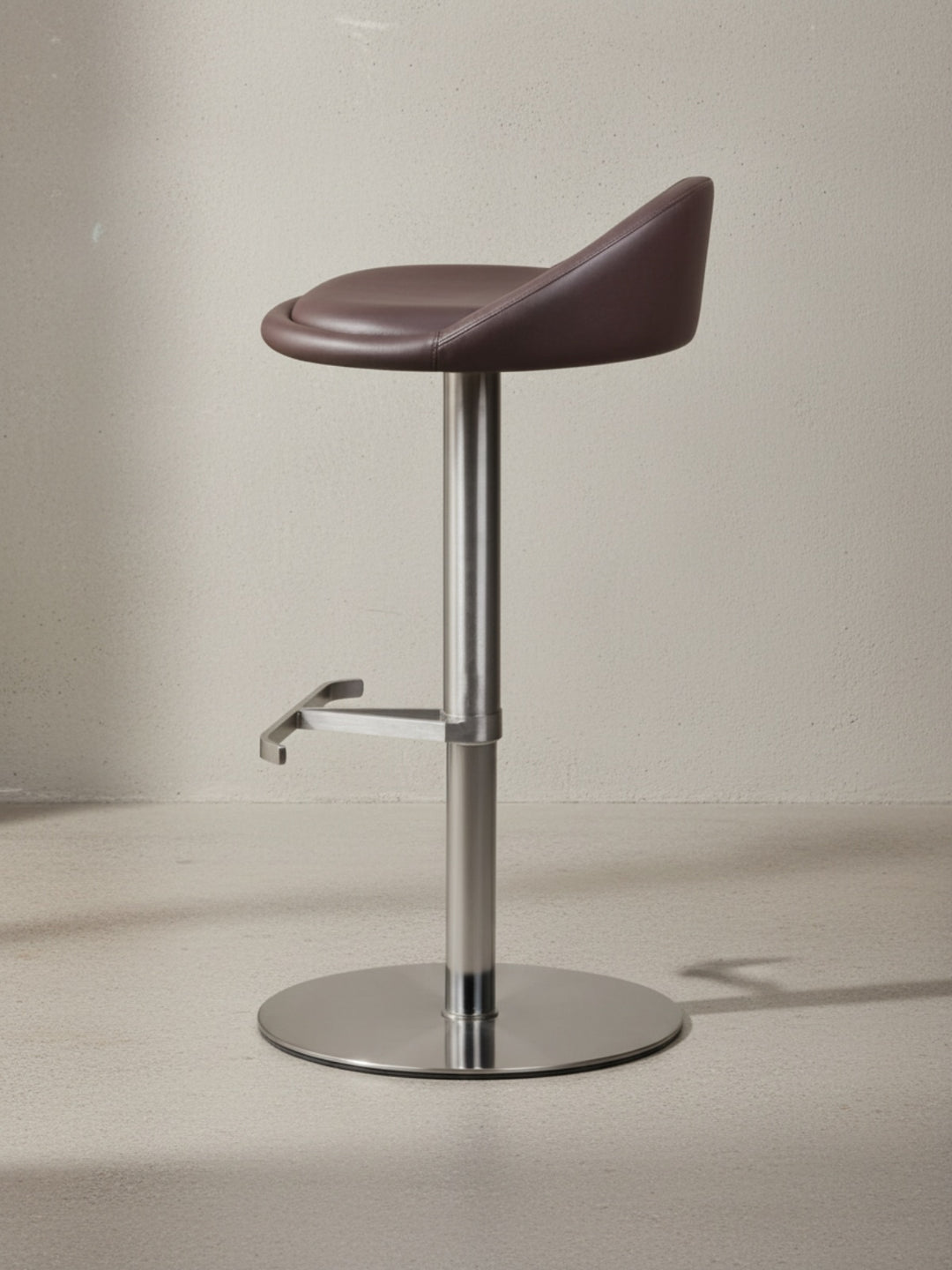 Barhocker DONAU_ höhenverstellbar_ halbrunde Rückenlehne_ Edelstahl_ max. 110 kg Belastung - KADIMA DESIGN_Farbe_ Braun_ Größe_ 43x43x90 cm_