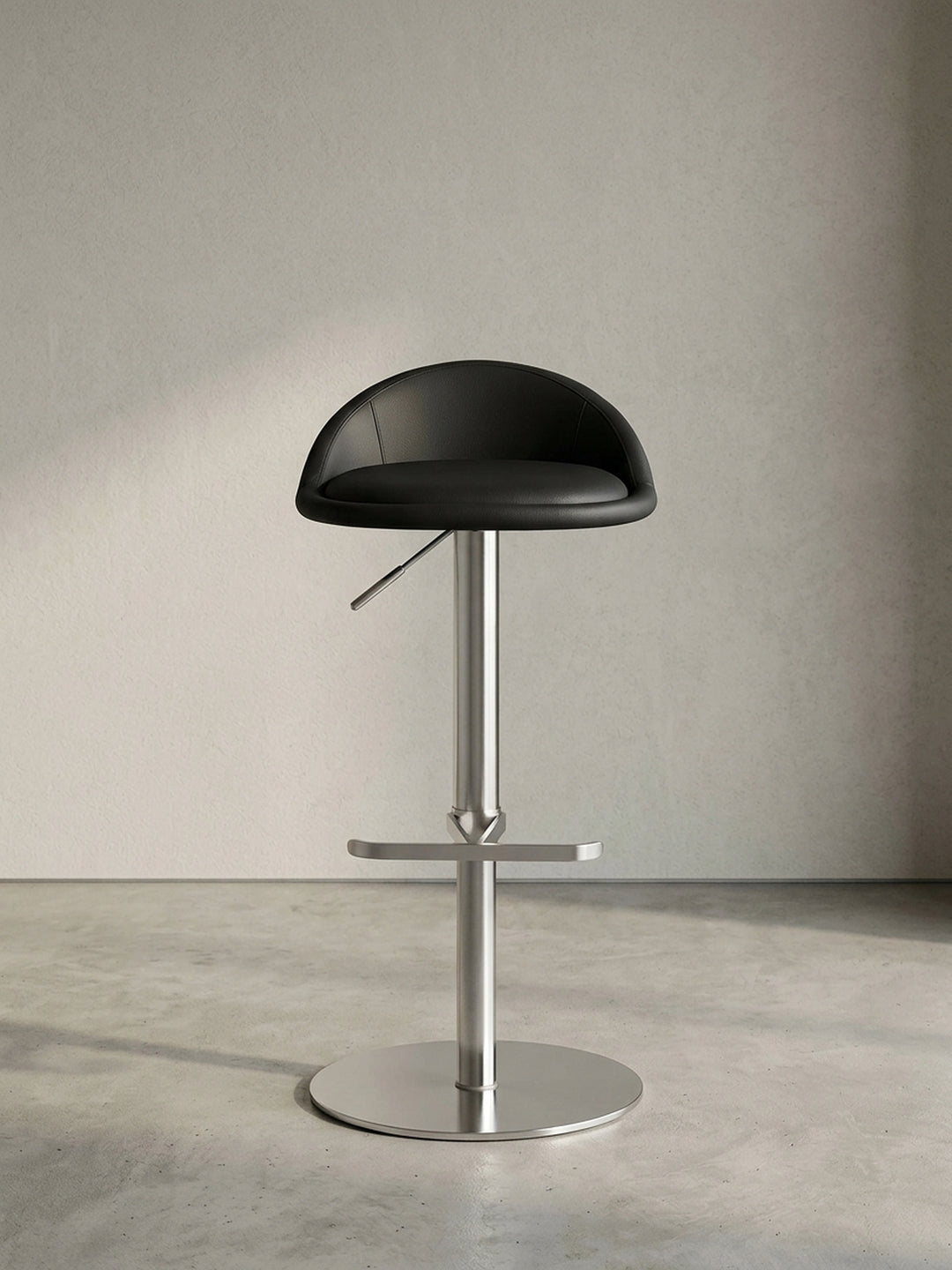 Schrägansicht des modernen Tresenhockers in Schwarz, die ergonomisch geschwungene Rückenlehne und die formschöne T-Fußstütze zeigend._