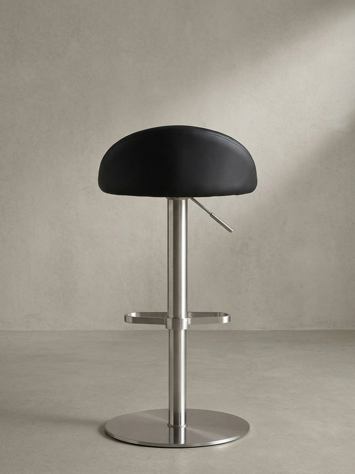 Ansicht des 360 Grad drehbaren Thekenhockers in Schwarz, der maximale Flexibilität und architektonisches Design am heimischen Bartisch vereint._