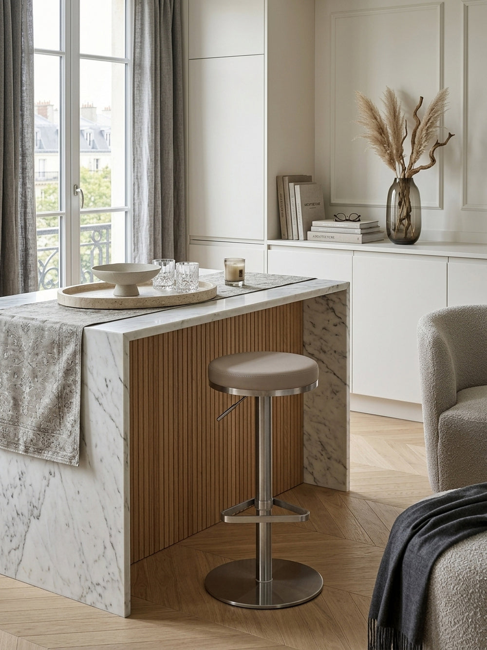 Barhocker Samt 38x38x82 cm in stilvoller Home Office-Einrichtung mit Dekoration und Accessoires aus der Vogelperspektive_