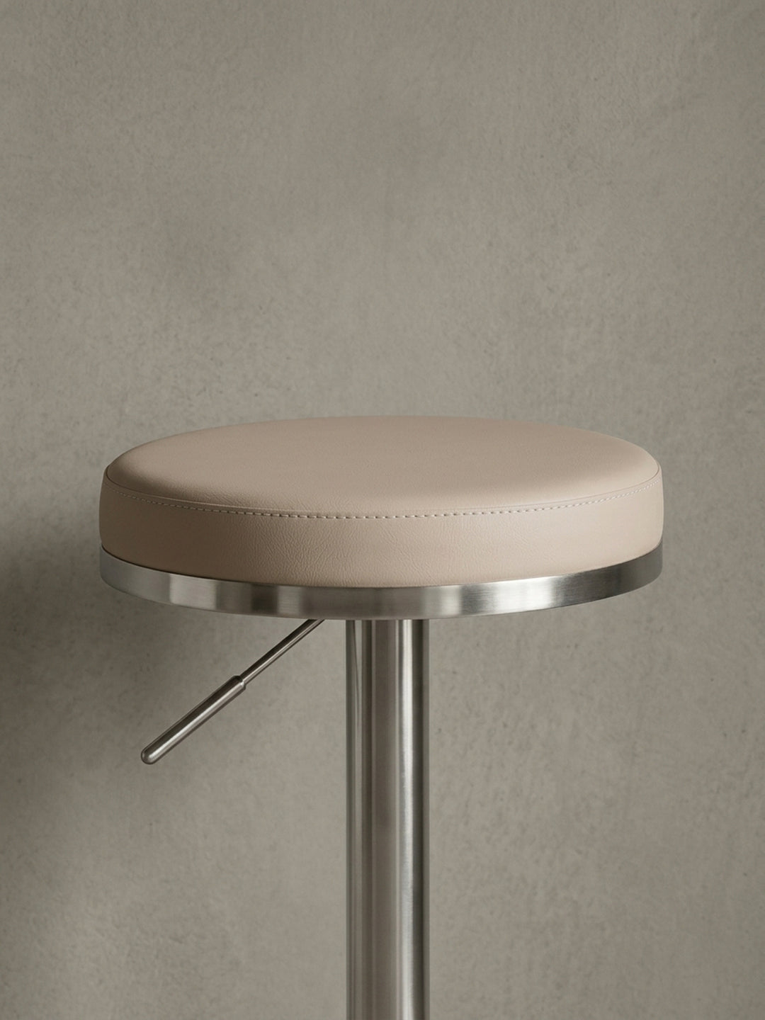 Barhocker aus Samt 38x38x82 cm Studioaufnahme zeigt Gesamtform und Materialcharakter_