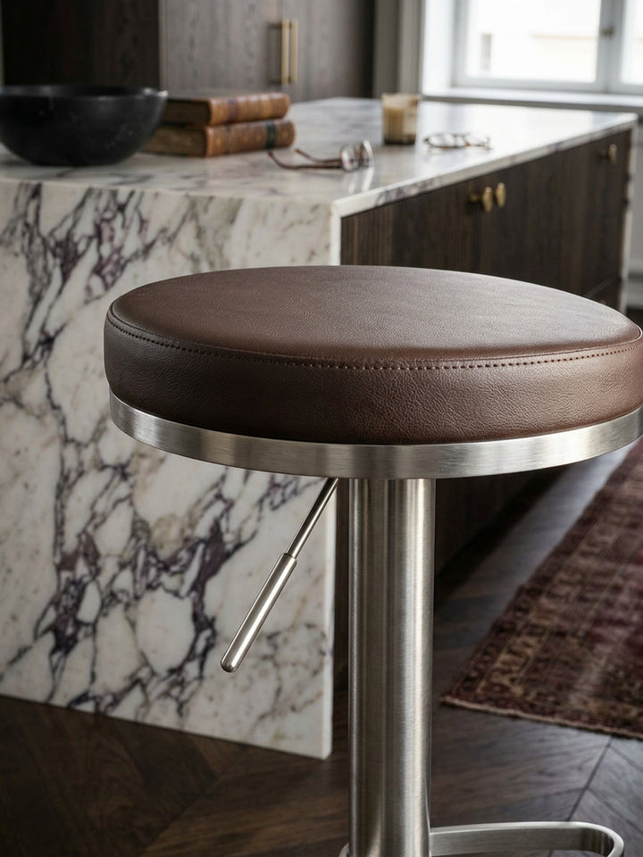 Barhocker ELBE_ höhenverstellbar_ gepolsterte Sitzfläche_ Triangel Fußablage_ max. 110 kg Belastung - KADIMA DESIGN_Farbe_ Braun_ Größe_ 38x38x82 cm_