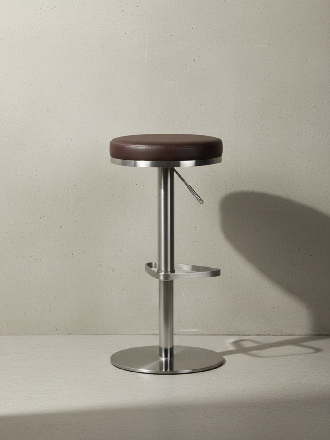 Barhocker ELBE_ höhenverstellbar_ gepolsterte Sitzfläche_ Triangel Fußablage_ max. 110 kg Belastung - KADIMA DESIGN_Farbe_ Braun_ Größe_ 38x38x82 cm_