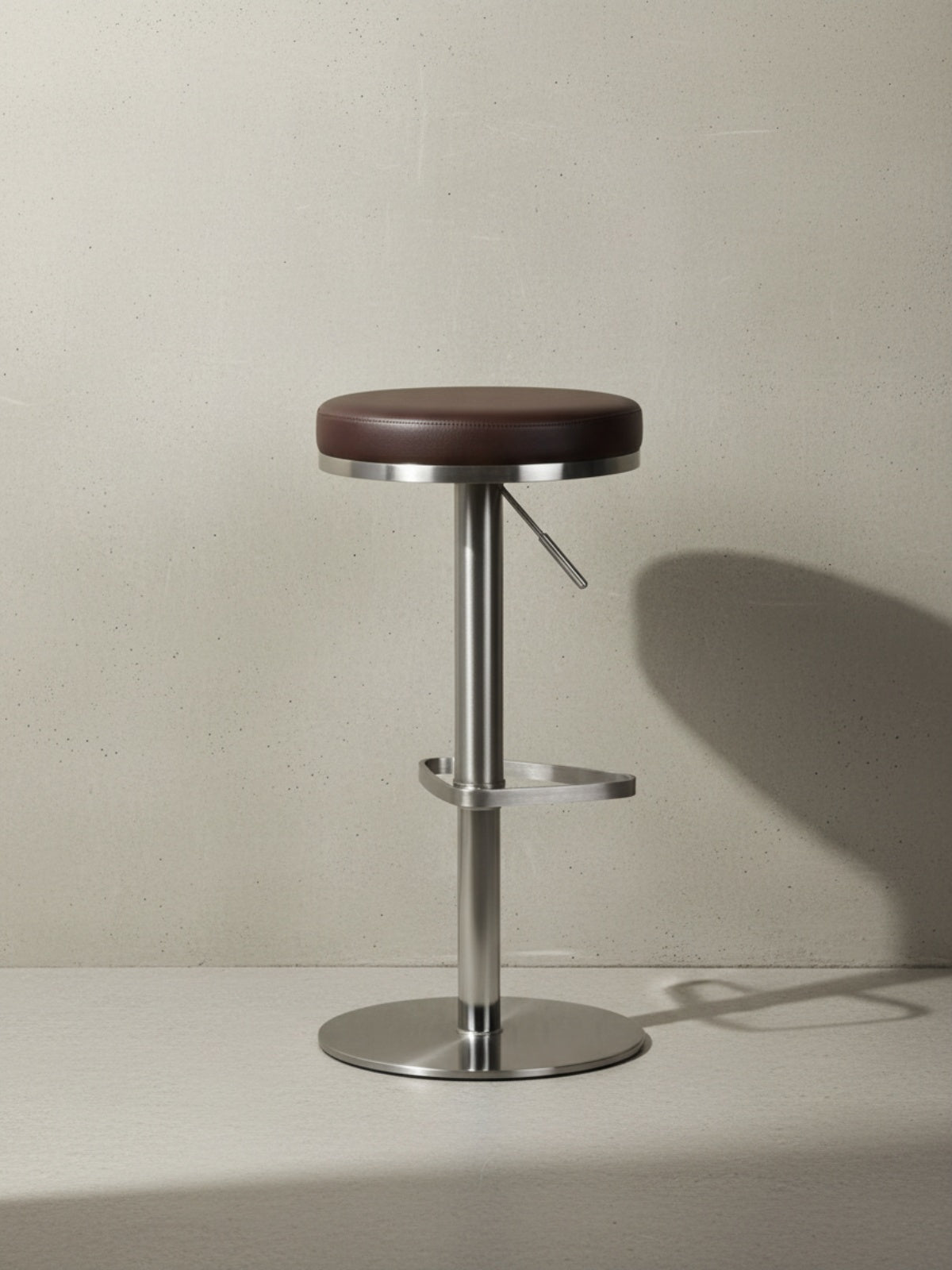 Barhocker ELBE_ höhenverstellbar_ gepolsterte Sitzfläche_ Triangel Fußablage_ max. 110 kg Belastung - KADIMA DESIGN_Farbe_ Braun_ Größe_ 38x38x82 cm_