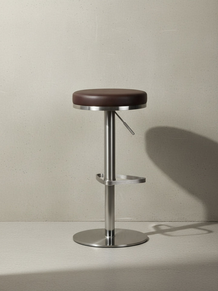 Barhocker ELBE_ höhenverstellbar_ gepolsterte Sitzfläche_ Triangel Fußablage_ max. 110 kg Belastung - KADIMA DESIGN_Farbe_ Braun_ Größe_ 38x38x82 cm_