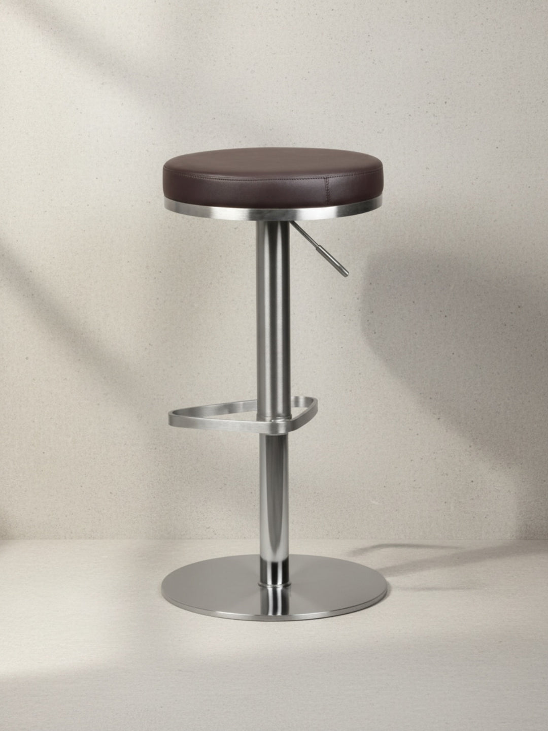 Barhocker ELBE_ höhenverstellbar_ gepolsterte Sitzfläche_ Triangel Fußablage_ max. 110 kg Belastung - KADIMA DESIGN_Farbe_ Braun_ Größe_ 38x38x82 cm_