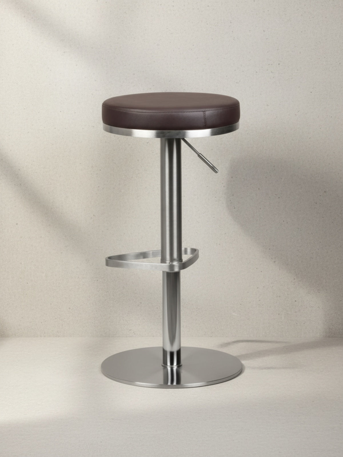 Barhocker ELBE_ höhenverstellbar_ gepolsterte Sitzfläche_ Triangel Fußablage_ max. 110 kg Belastung - KADIMA DESIGN_Farbe_ Braun_ Größe_ 38x38x82 cm_