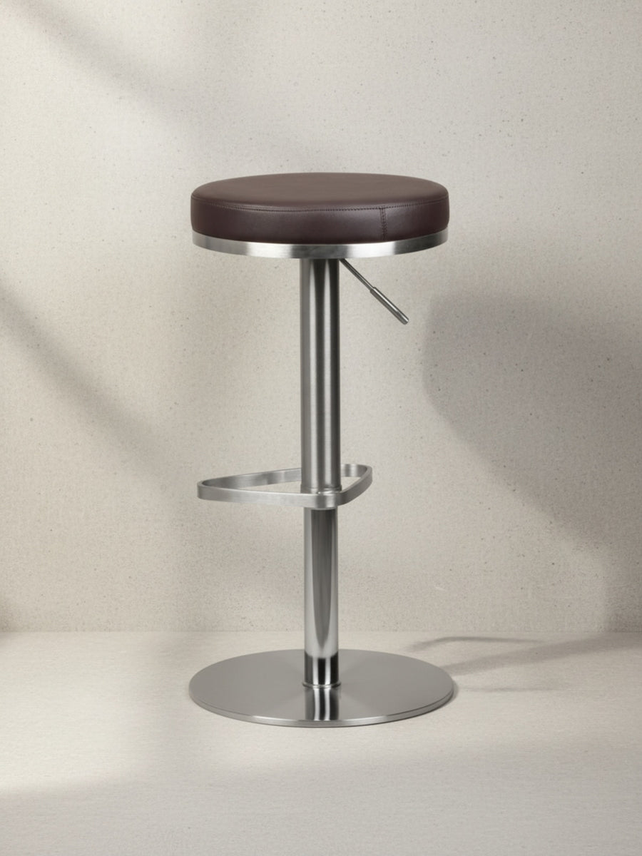 Barhocker ELBE_ höhenverstellbar_ gepolsterte Sitzfläche_ Triangel Fußablage_ max. 110 kg Belastung - KADIMA DESIGN_Farbe_ Braun_ Größe_ 38x38x82 cm_
