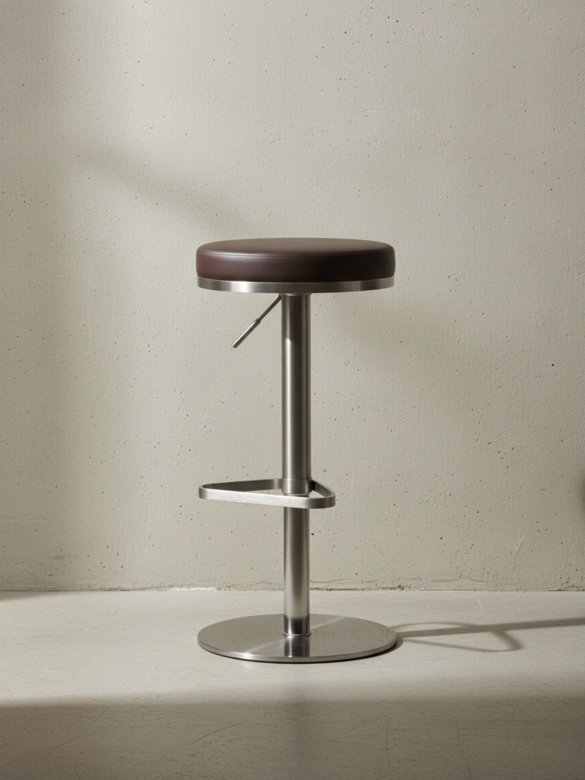 Barhocker ELBE_ höhenverstellbar_ gepolsterte Sitzfläche_ Triangel Fußablage_ max. 110 kg Belastung - KADIMA DESIGN_Farbe_ Braun_ Größe_ 38x38x82 cm_