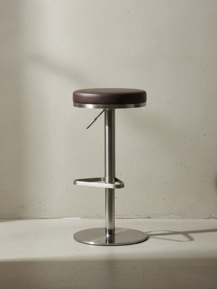 Barhocker ELBE_ höhenverstellbar_ gepolsterte Sitzfläche_ Triangel Fußablage_ max. 110 kg Belastung - KADIMA DESIGN_Farbe_ Braun_ Größe_ 38x38x82 cm_