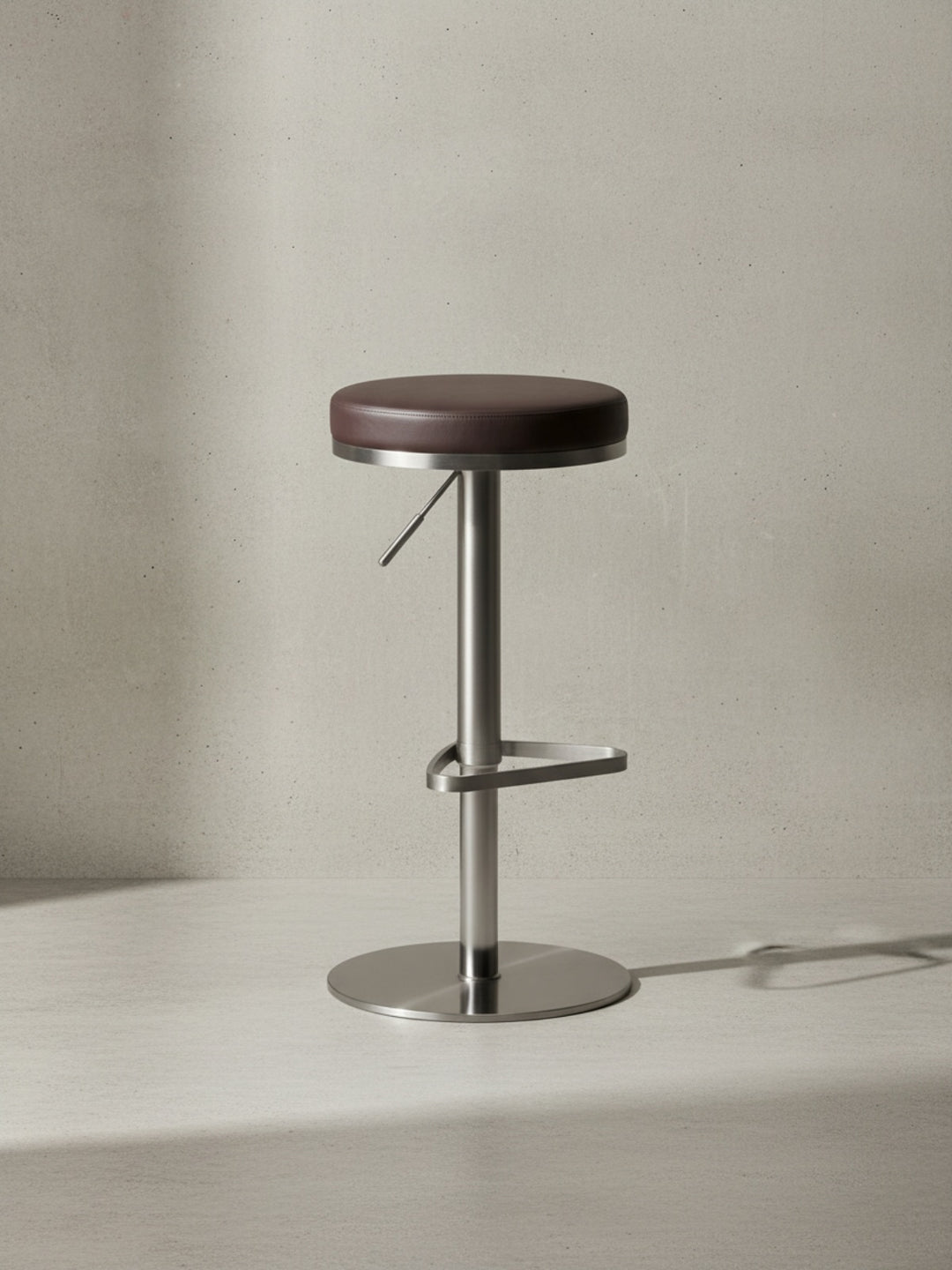 Barhocker ELBE_ höhenverstellbar_ gepolsterte Sitzfläche_ Triangel Fußablage_ max. 110 kg Belastung - KADIMA DESIGN_Farbe_ Braun_ Größe_ 38x38x82 cm_