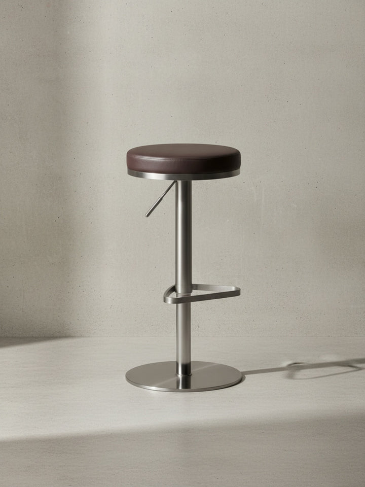 Barhocker ELBE_ höhenverstellbar_ gepolsterte Sitzfläche_ Triangel Fußablage_ max. 110 kg Belastung - KADIMA DESIGN_Farbe_ Braun_ Größe_ 38x38x82 cm_