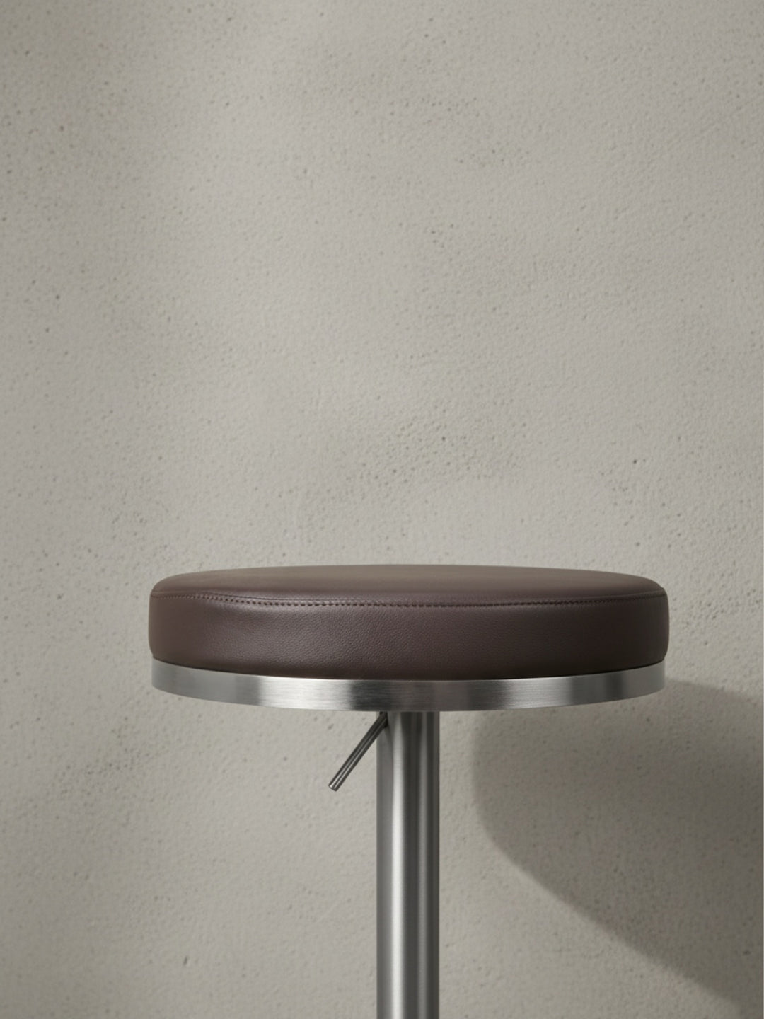 Barhocker ELBE_ höhenverstellbar_ gepolsterte Sitzfläche_ Triangel Fußablage_ max. 110 kg Belastung - KADIMA DESIGN_Farbe_ Braun_ Größe_ 38x38x82 cm_