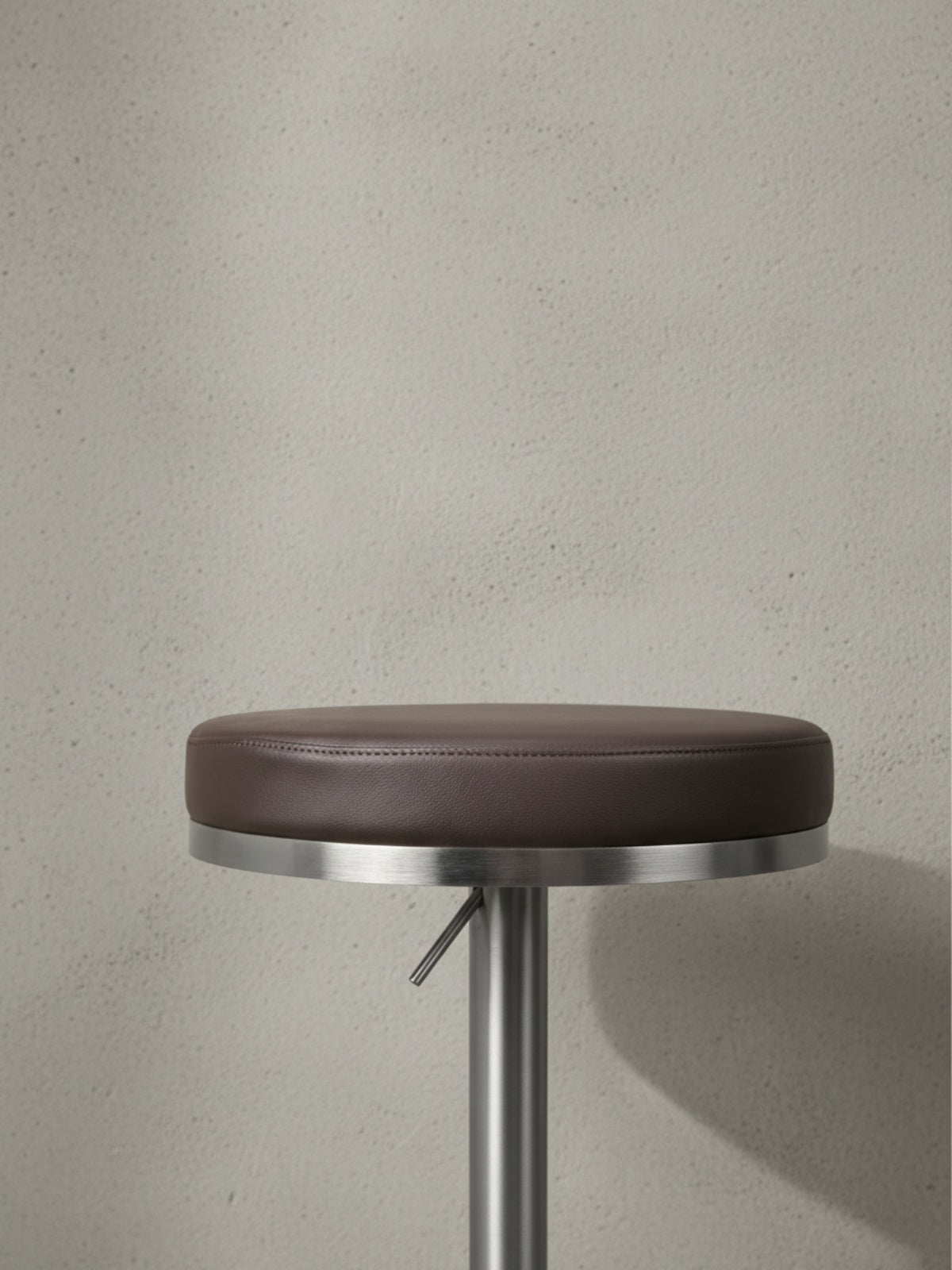 Barhocker ELBE_ höhenverstellbar_ gepolsterte Sitzfläche_ Triangel Fußablage_ max. 110 kg Belastung - KADIMA DESIGN_Farbe_ Braun_ Größe_ 38x38x82 cm_
