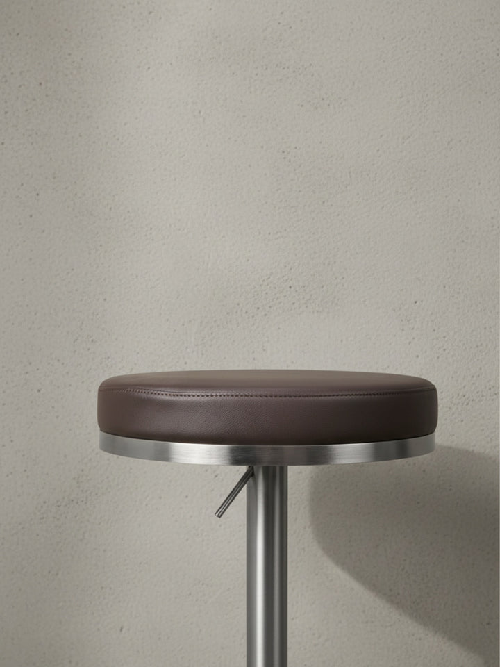 Barhocker ELBE_ höhenverstellbar_ gepolsterte Sitzfläche_ Triangel Fußablage_ max. 110 kg Belastung - KADIMA DESIGN_Farbe_ Braun_ Größe_ 38x38x82 cm_