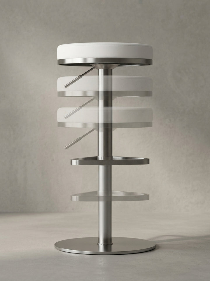 Eine alternative Perspektive des Design-Barhockers fokussiert sich auf die geometrische, dreieckige Fußstütze aus gebürstetem Metall._