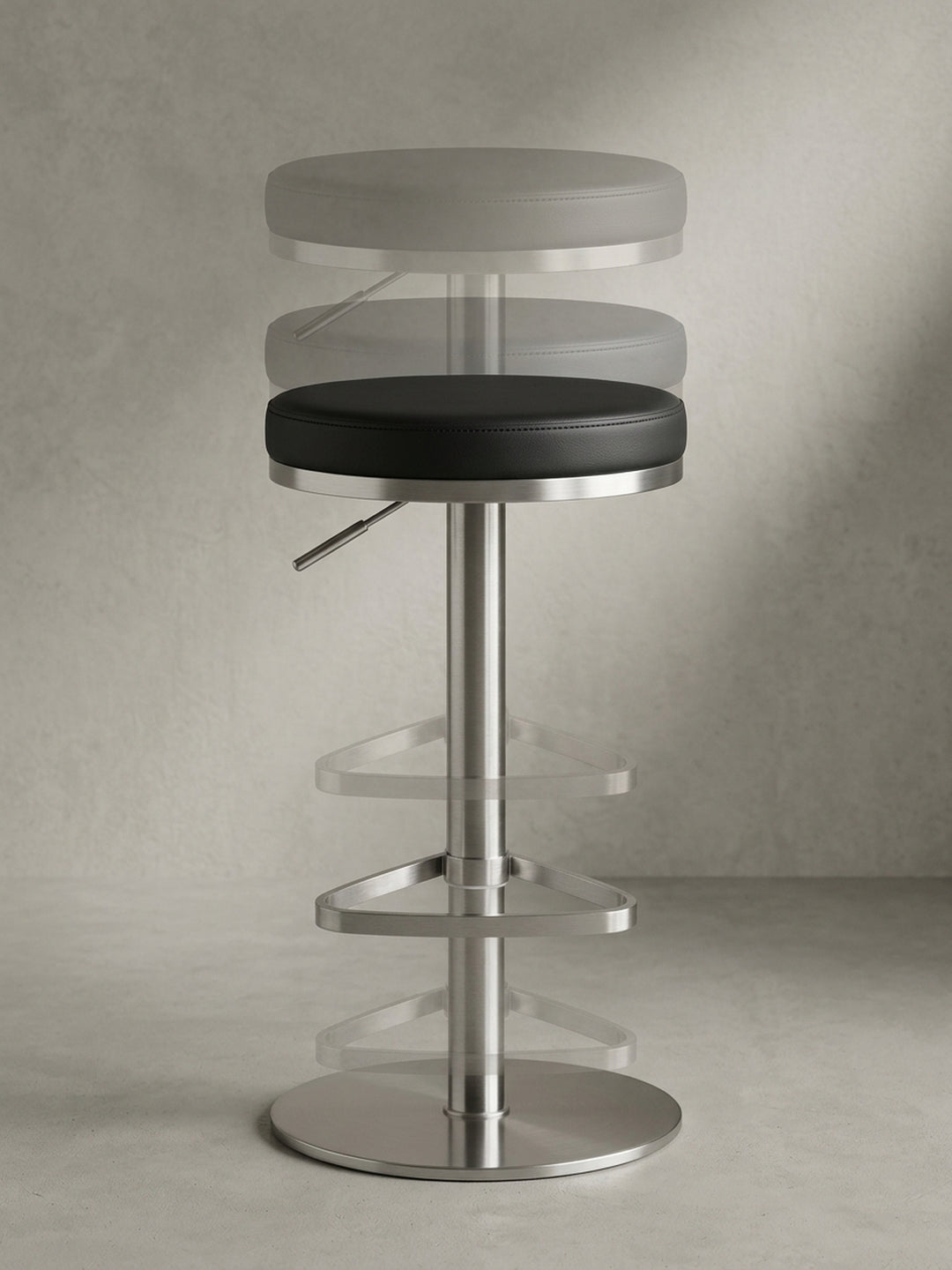 Anderer Blickwinkel auf das minimalistische Design des Drehhockers, der kühle Eleganz und Funktionalität für die moderne Hausbar ausstrahlt._