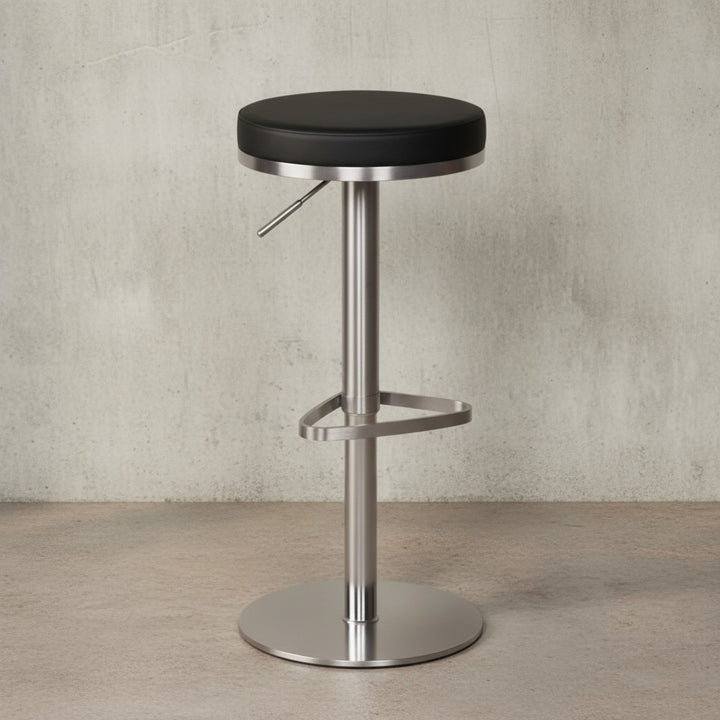 Barhocker ELBE_ höhenverstellbar_ gepolsterte Sitzfläche_ Triangel Fußablage_ max. 110 kg Belastung - KADIMA DESIGN_Farbe_ Schwarz_ Größe_ 38x38x82 cm_