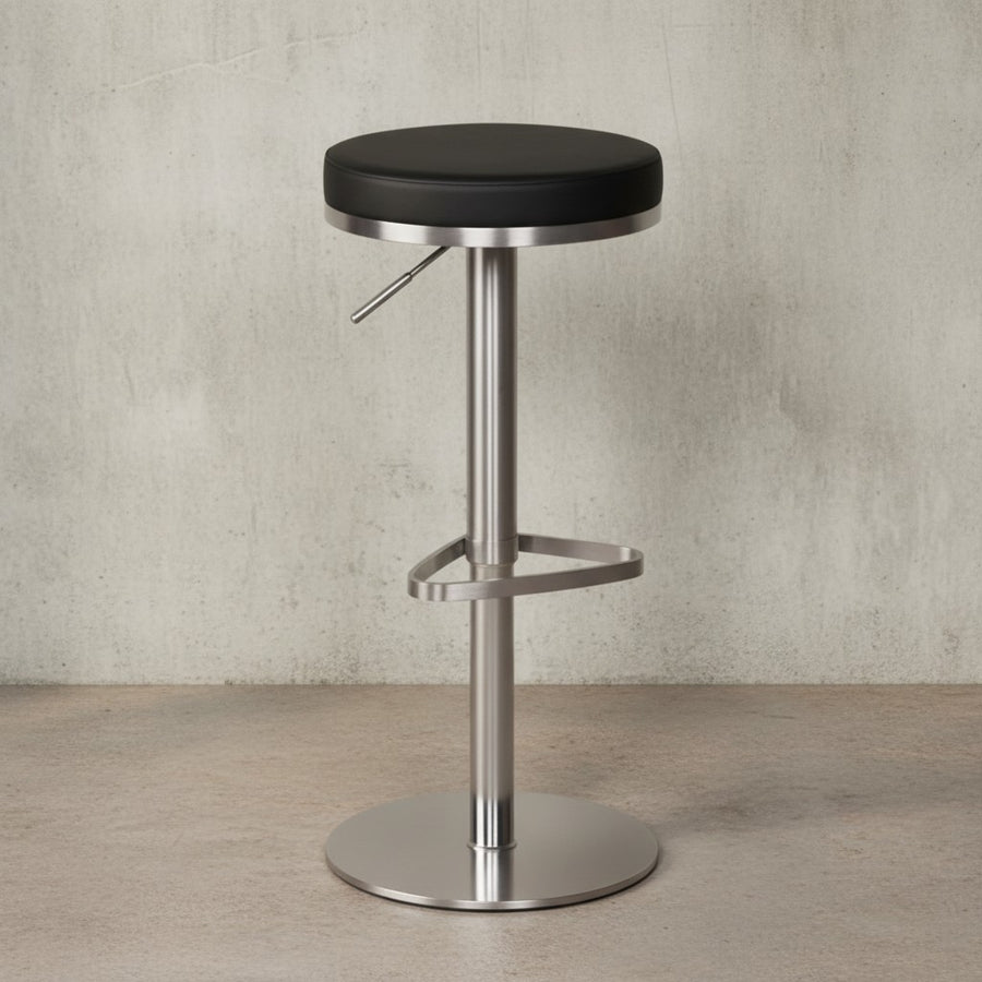 Barhocker ELBE_ höhenverstellbar_ gepolsterte Sitzfläche_ Triangel Fußablage_ max. 110 kg Belastung - KADIMA DESIGN_Farbe_ Schwarz_ Größe_ 38x38x82 cm_